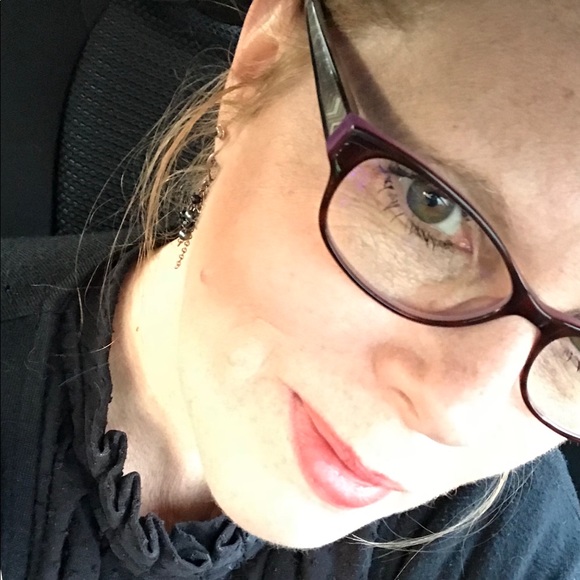 Meet your Posher, Stephanie - Picture 2 of 2